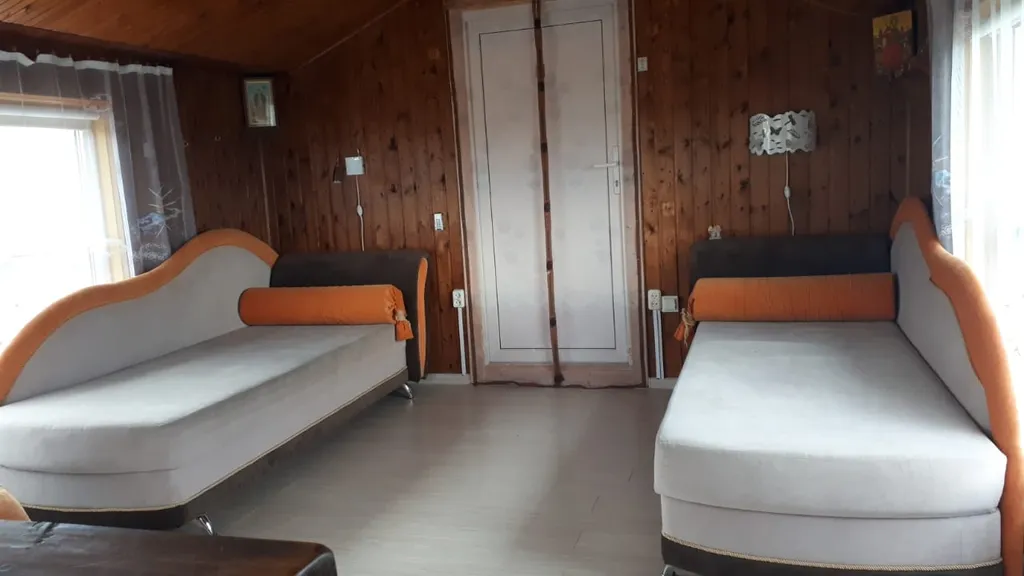 Светлая дача с большими окнами