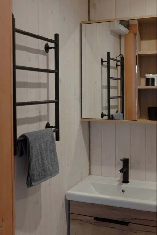 Уютный домик на берегу реки