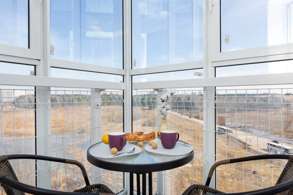 Яркая квартира с видом на заснеженные ветви и искрящийся снег