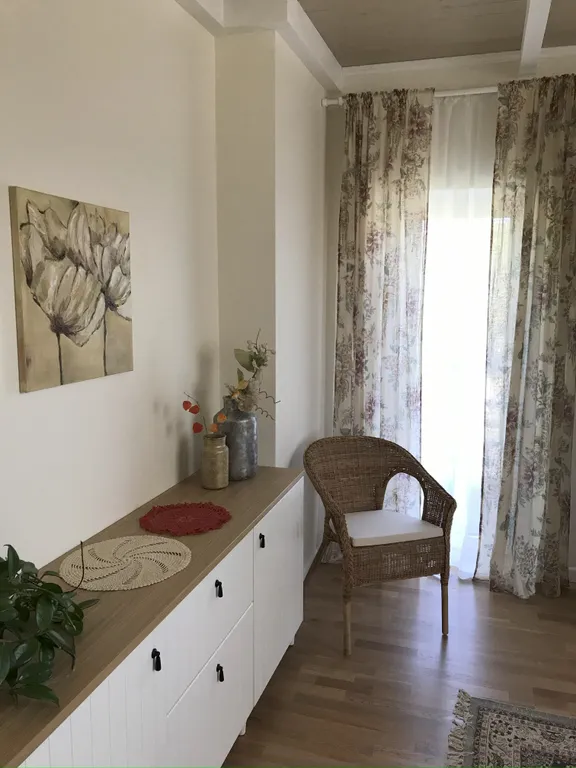 Двухуровневая квартира с 3 спальнями в частном доме