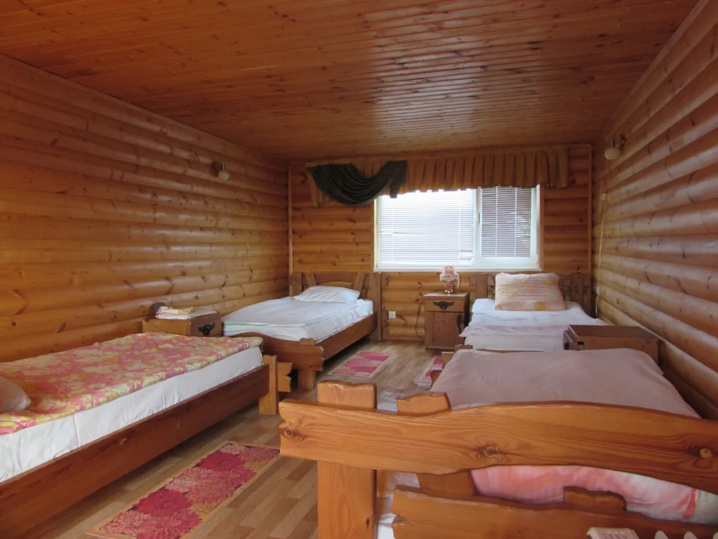 Четыре кровати