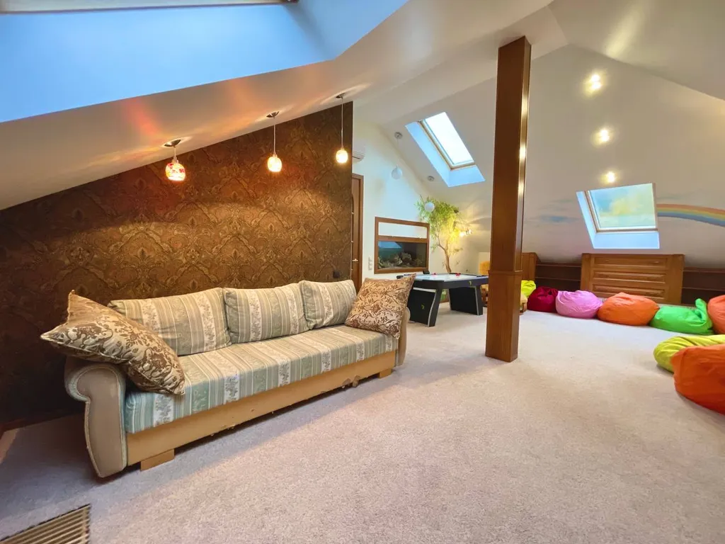 Котедж в классическом стиле с бассейном, сауной, бильярдом