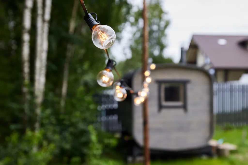 Дом в лесу рядом с озером