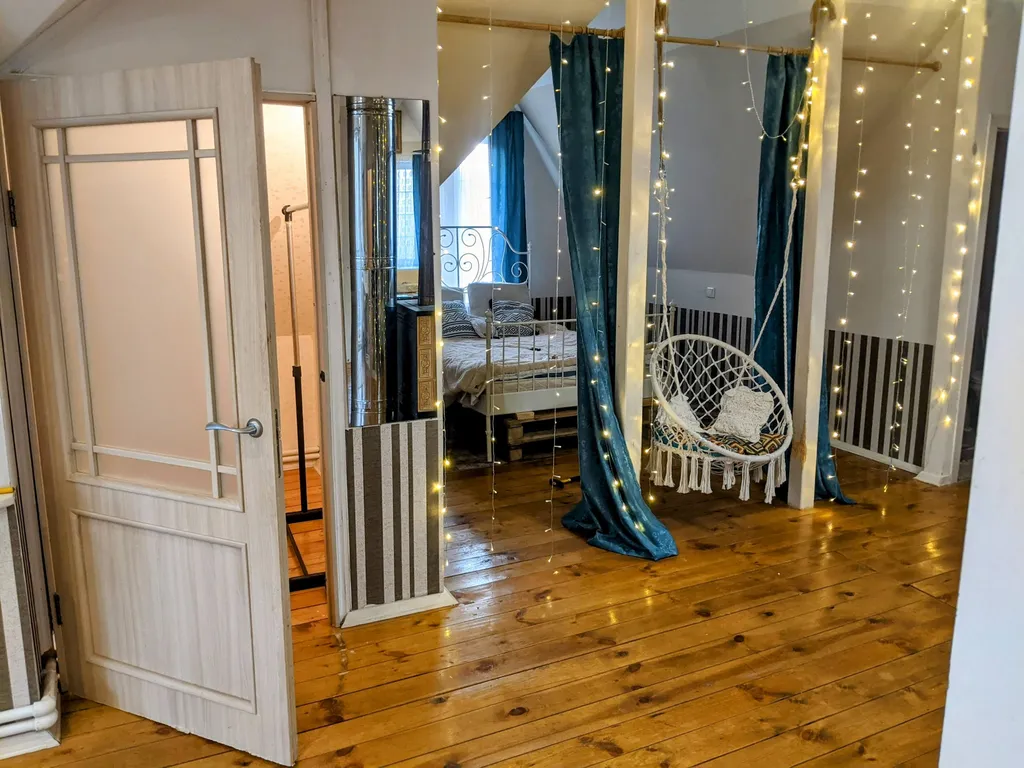 Большой красивый дом с камином в лесу