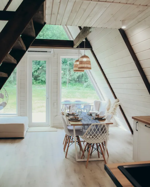 Треугольный дом на берегу озера