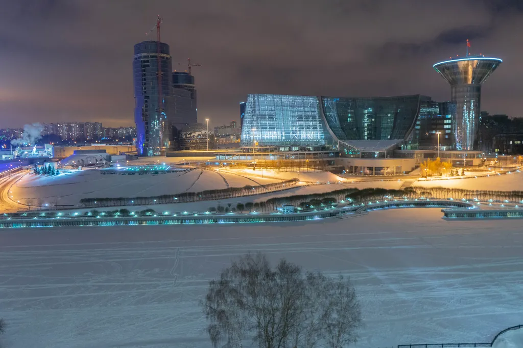 Студия с камином, деревом и видом на реку