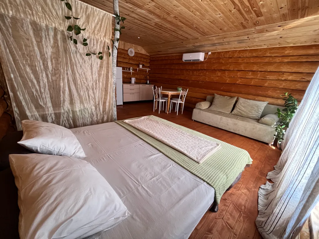 Деревянный дом для со всеми удобствами бассейн у крыльца, зелёный лес