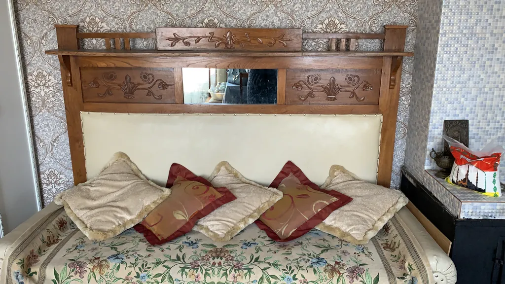 Розовый дом в горах