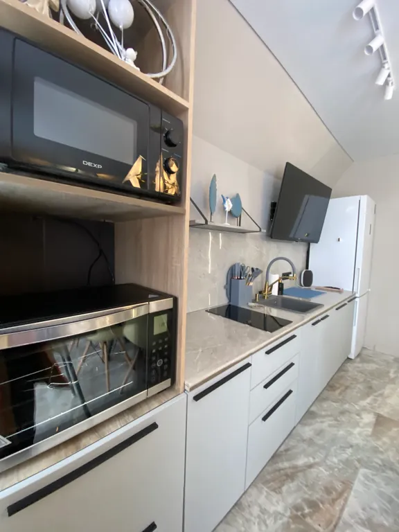 Дом на озере с бассейном