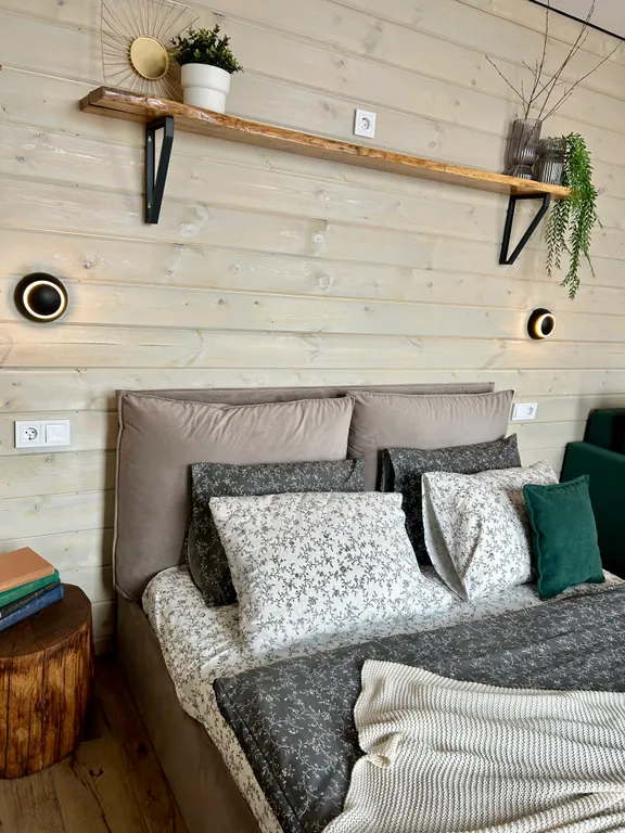 Дом с чаном на берегу реки