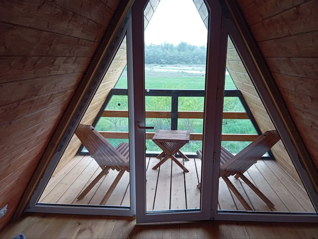 Уютный дом на берегу берегу реки