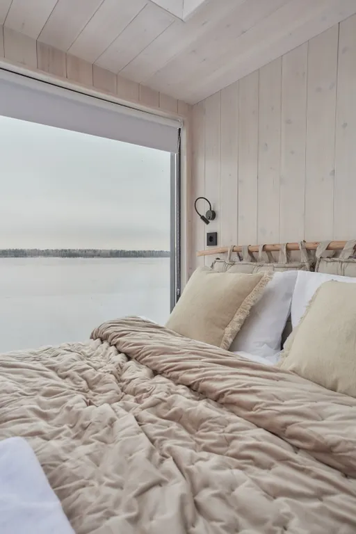 Домик на 2 с панорамным окном прямо на берегу озера