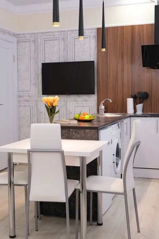 Квартира с огромной круглой ванной и камином