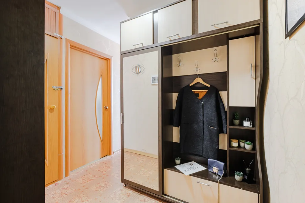 Широкая кровать и балкон для отдыха