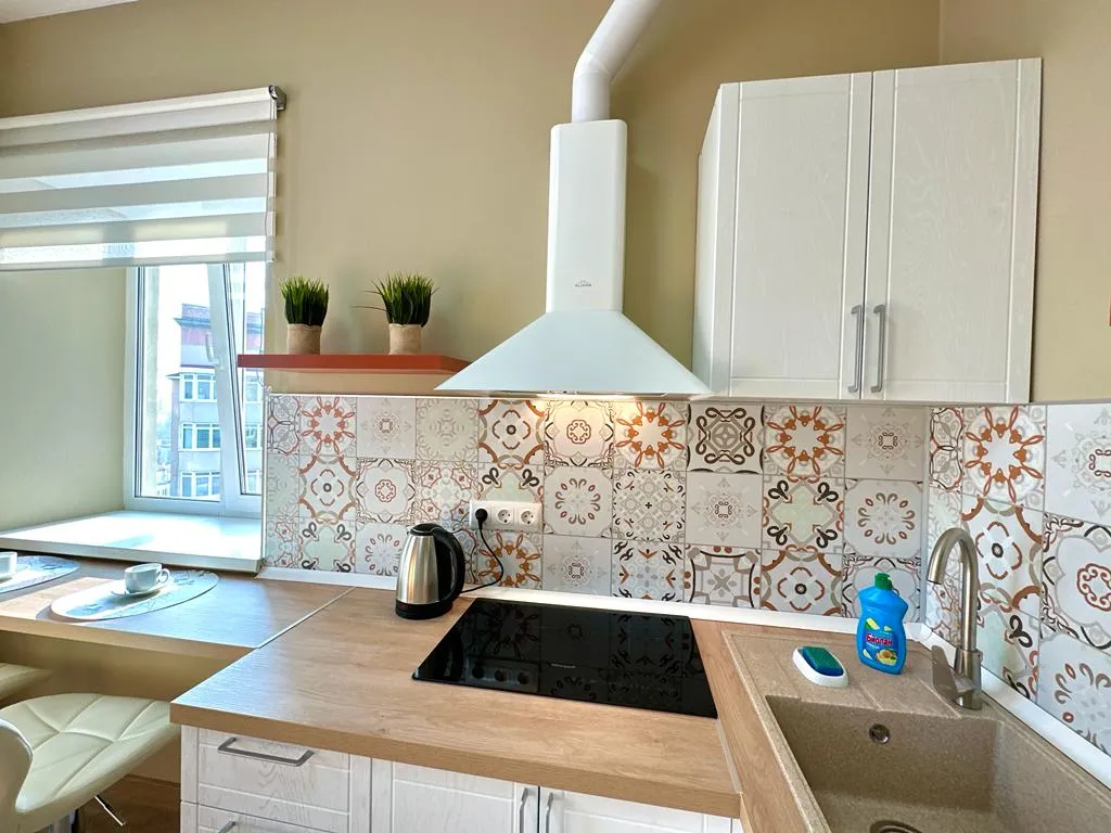 Апартамент с двумя окнами в топовой локации рядом с морем