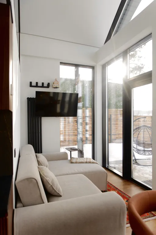 Современный дизайнерский дом с панорамным остеклением и видом на горы