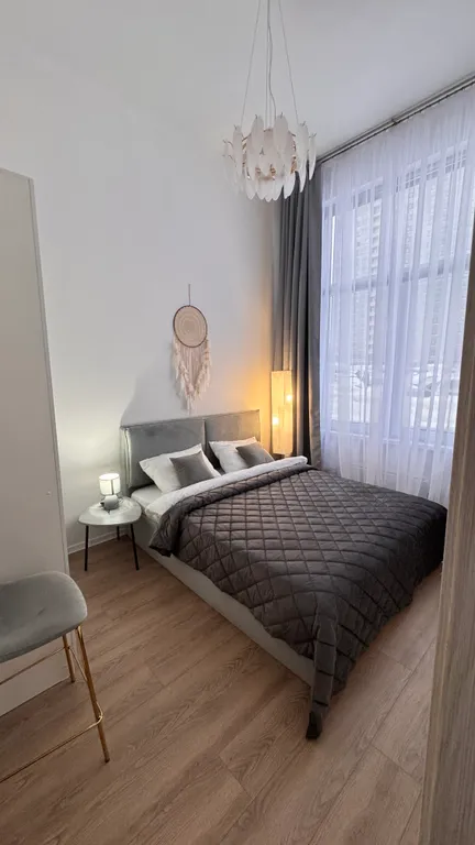 Евродвушка с высокими потолками и большими окнами, 2 кровати