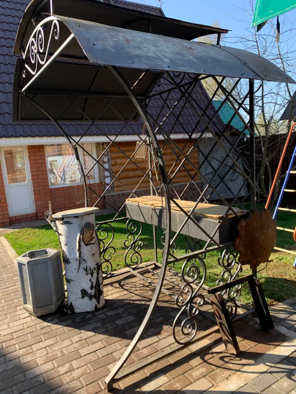 Дом в окружении леса