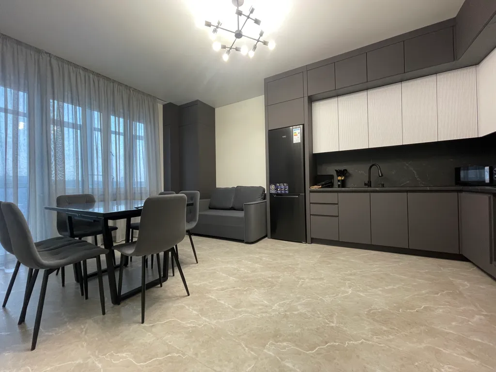 Стильная двухкомнатная квартира с видом на город в центре у парка