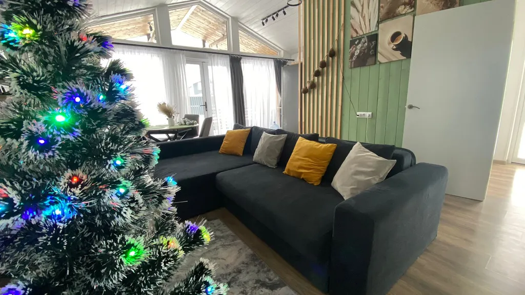 Новый стильный дом с камином