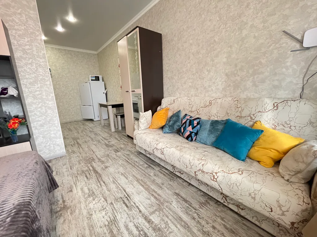 Квартира с ремонтом, кровать + диван