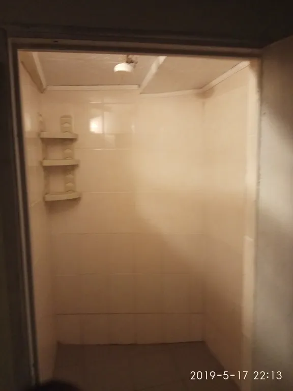 Комната с видом на осенний двор и сад