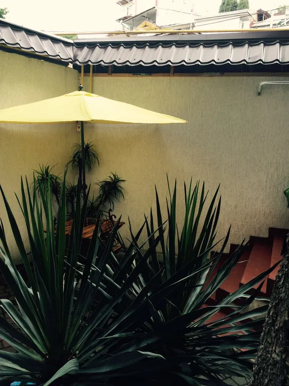 Семейный двухкомнатный номер, с двориком у моря