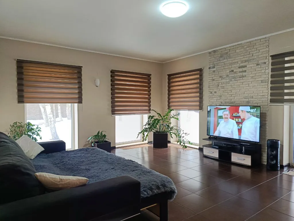 Коттедж с французскими окнами на участке с соснами и берёзами