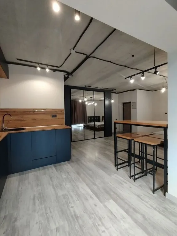 Просторная солнечная стильная студия в современном стиле