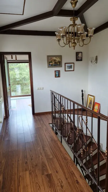 Дом и баня между озером и лесом