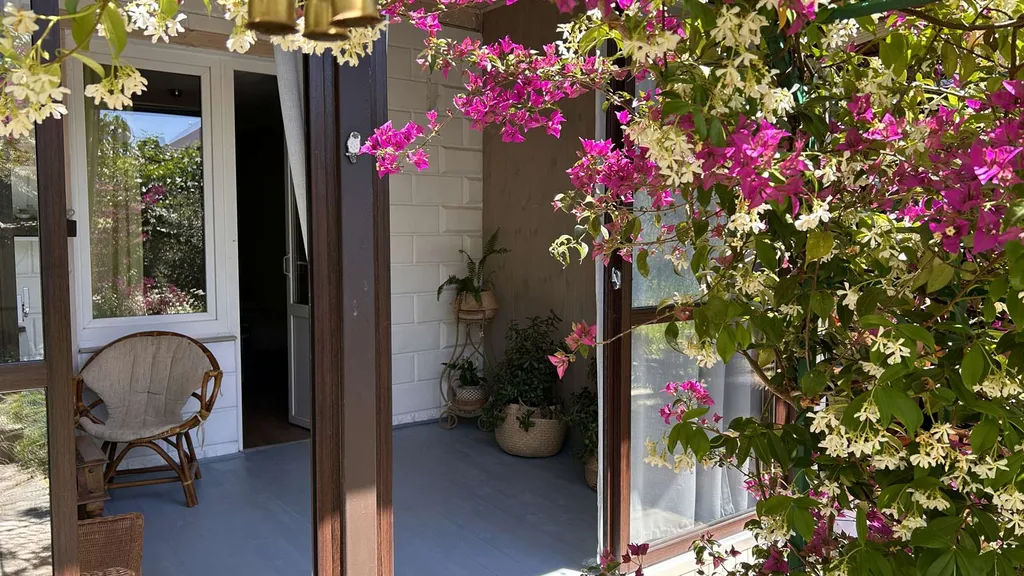 Дом с уютной верандой, выходящей в сад