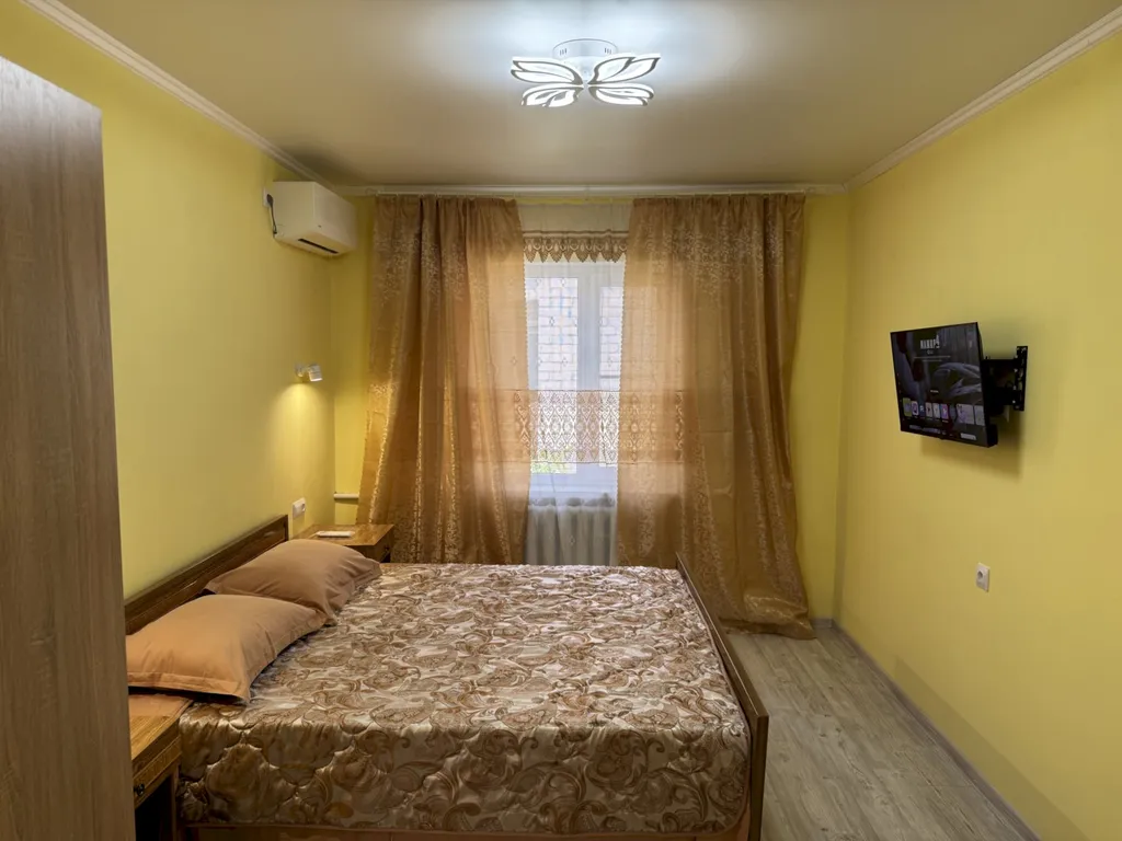 Четырёхкомнатный дом с двориком и мангалом – центр