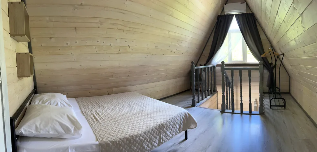 Дом А-Фрейм на берегу реки