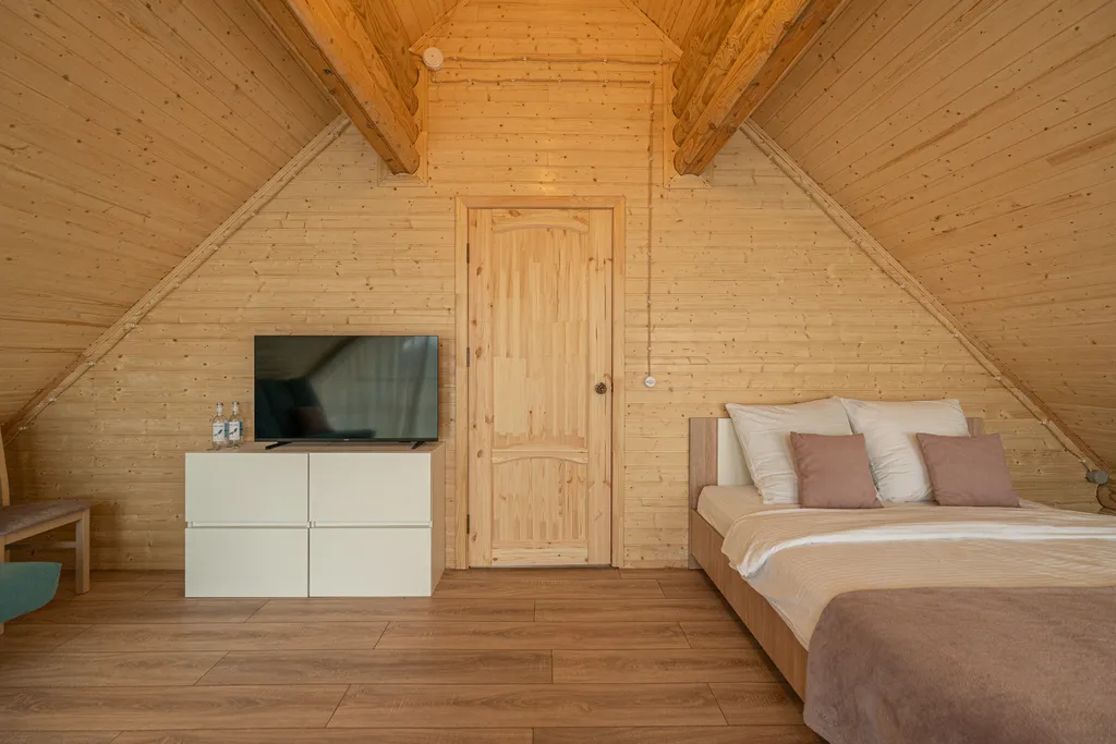 Сруб на озере