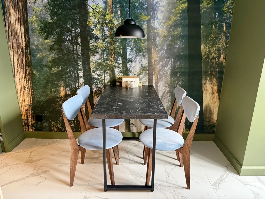 Розовая лошадка у себя дома