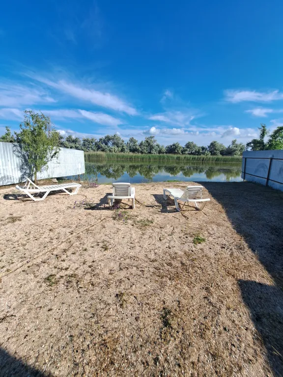 Домик у пруда с тёплым бассейном