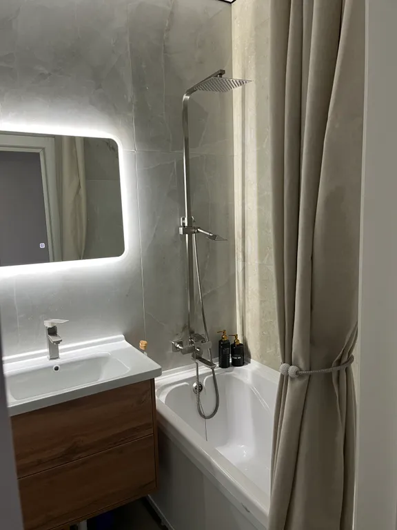 Квартира Квартира с новым ремонтом на первом этаж окна на парковку — Элиста