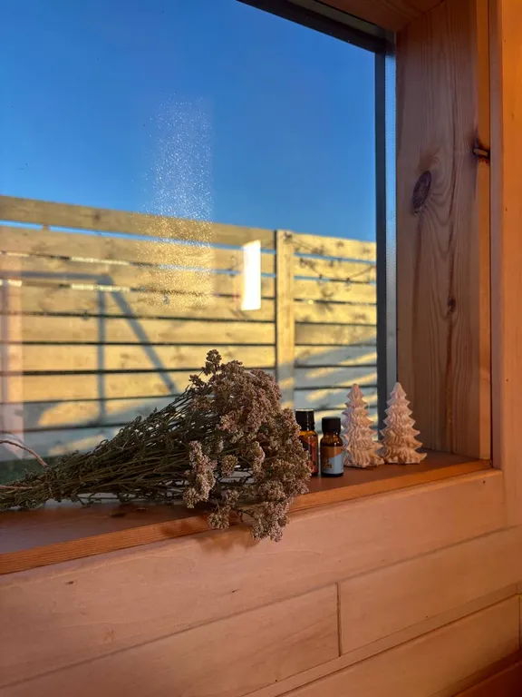 Уютный сканди домик с видом на озеро, баня, чан