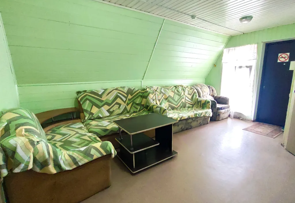 Вместительный этаж на 9 гостей + качели и беседка