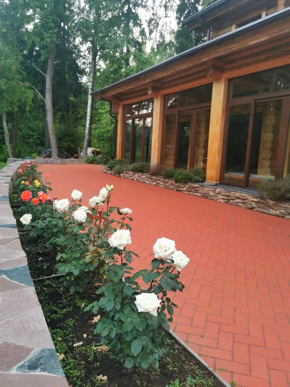 Уютный коттедж из бруса с бассейном