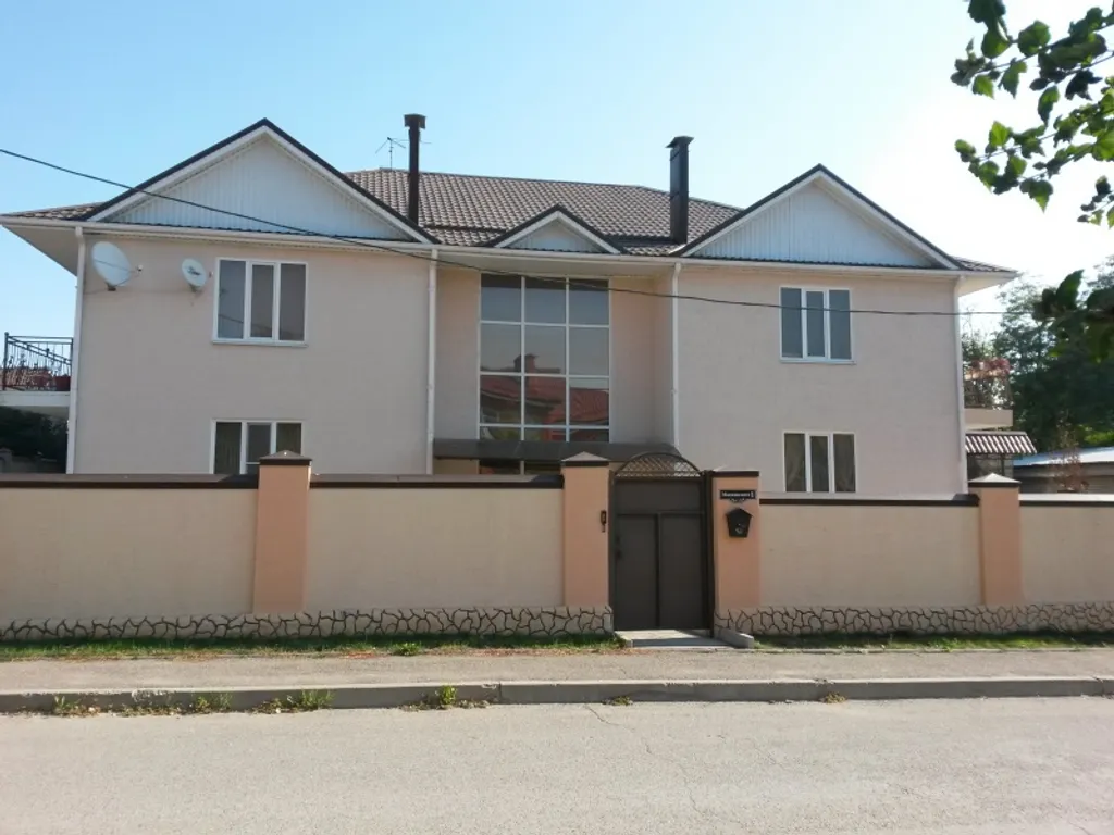 Квартира со своим двором на Виктории