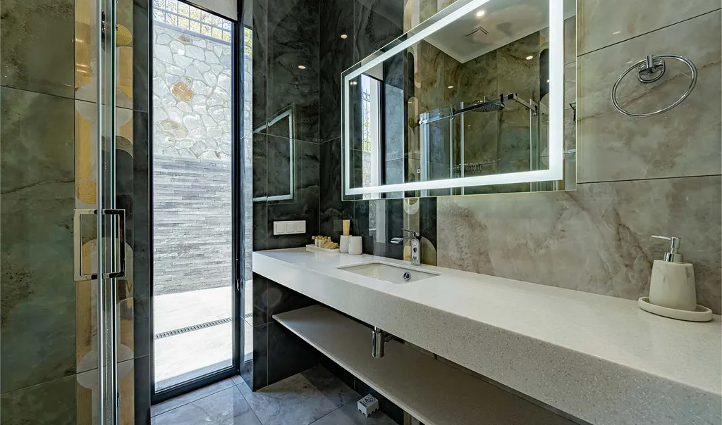 Полулюкс с выходом к бассейну и террасой