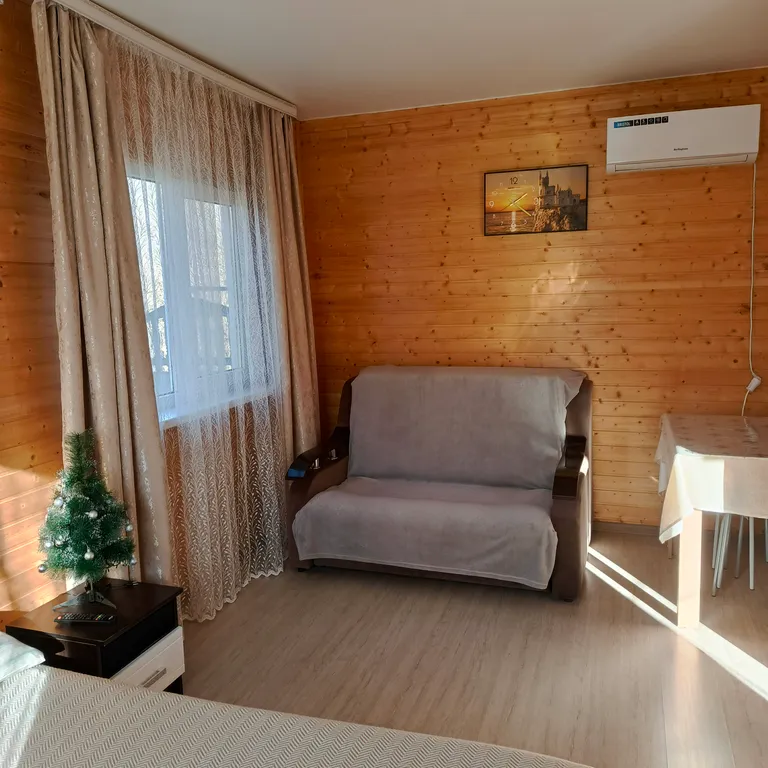 Домик у реки Дах с видом на горы