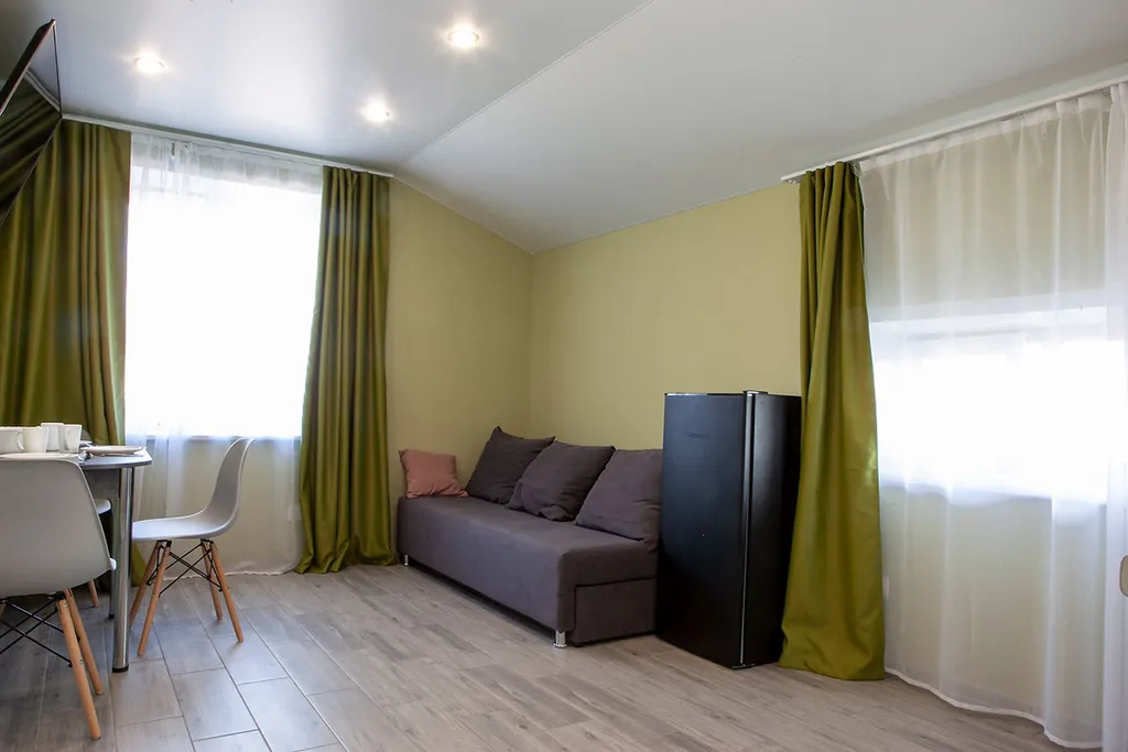 Коттедж двухэтажный с сауной, бассейном, детской площадкой