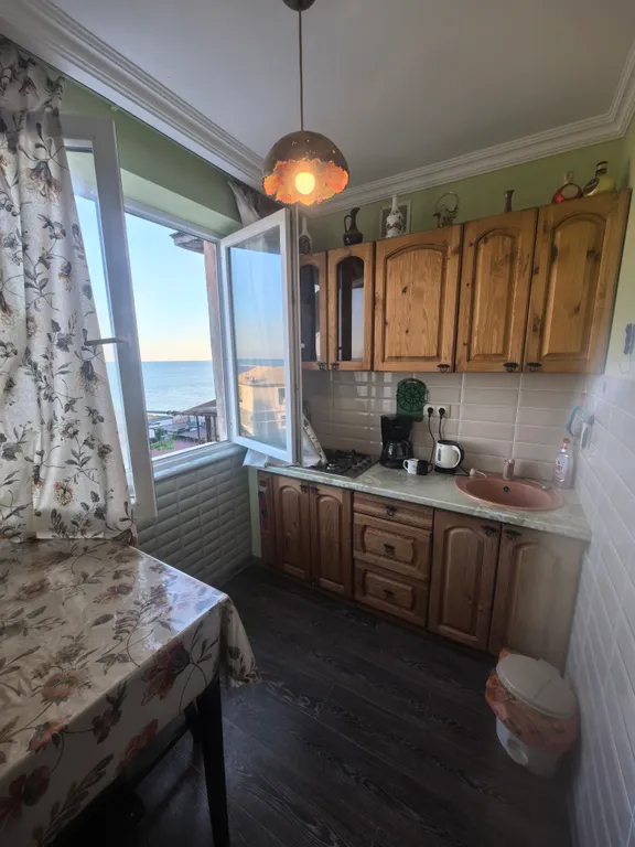 Квартира комфорт+ с балконом: 96 м от моря