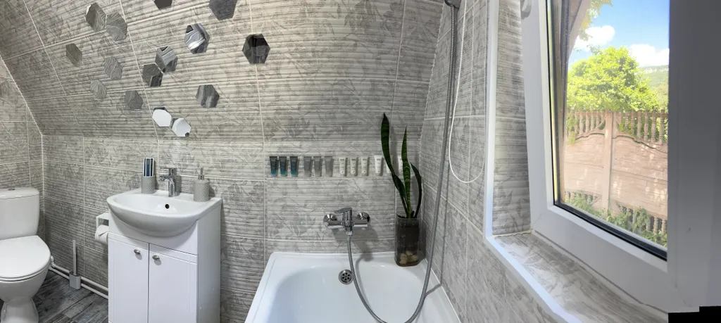 Дом А-Фрейм на берегу реки