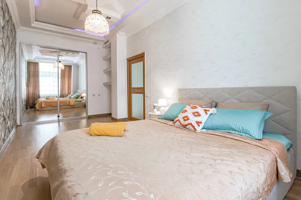 Рядом с Байтереком в золотом квадрате