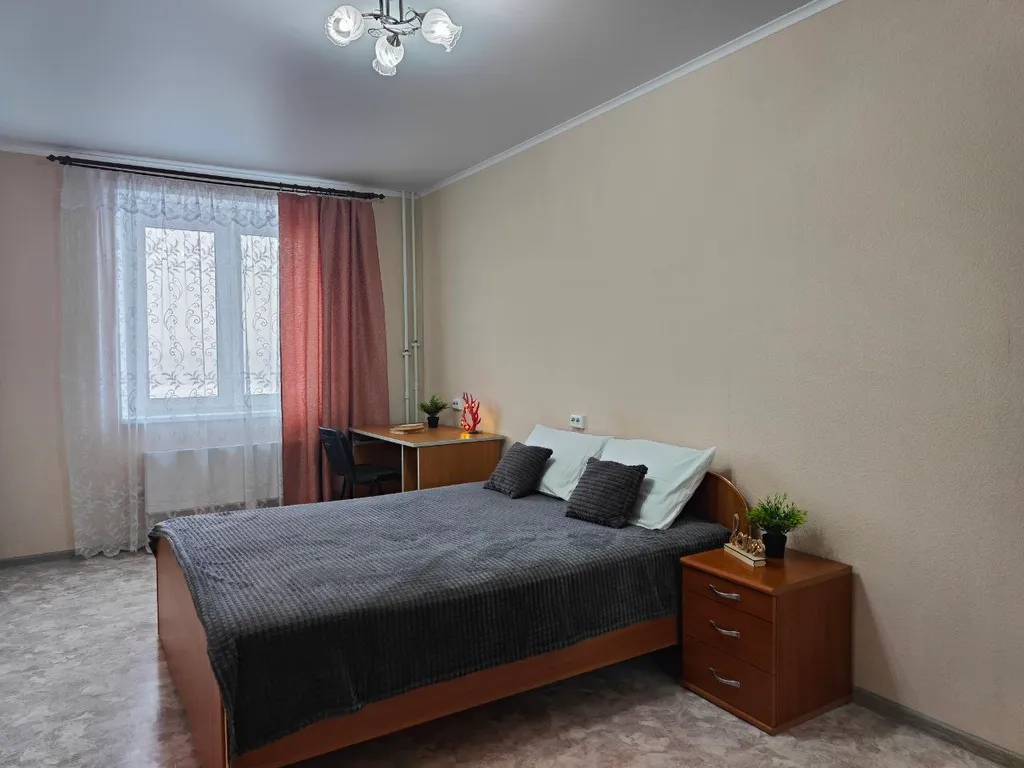 Светлая двухкомнатная квартира в новом микрорайоне — аренда посуточно в Миасс