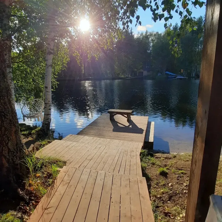 Дом на берегу реки в живописном месте, рядом озеро Сямозеро