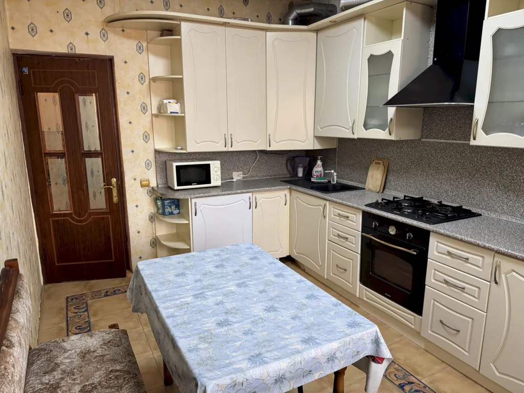 Квартира Четырёхкомнатная квартира в центре с балконом – 7 минут до моря — Геленджик